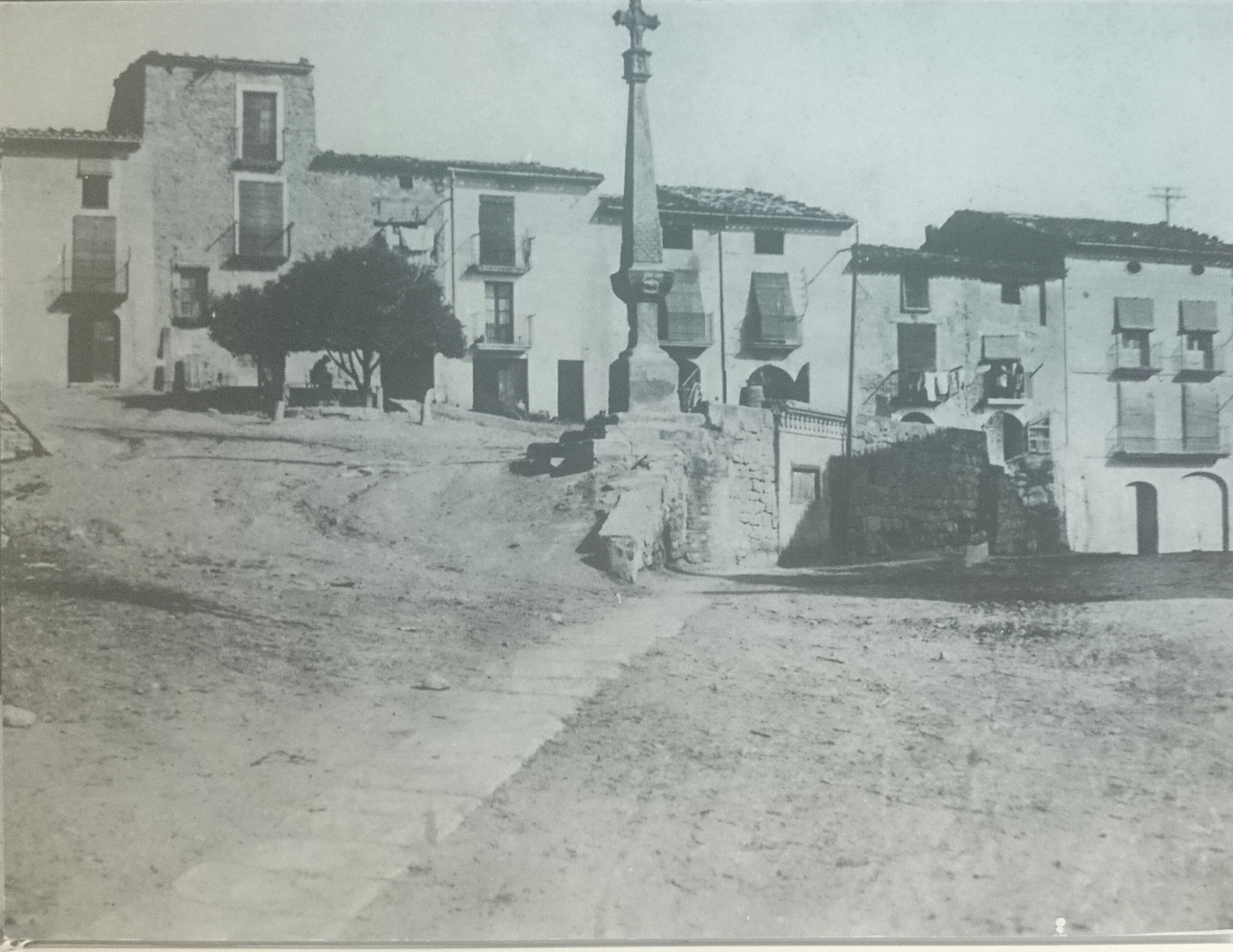 Vista de la creu al mig de la plaça de la capella